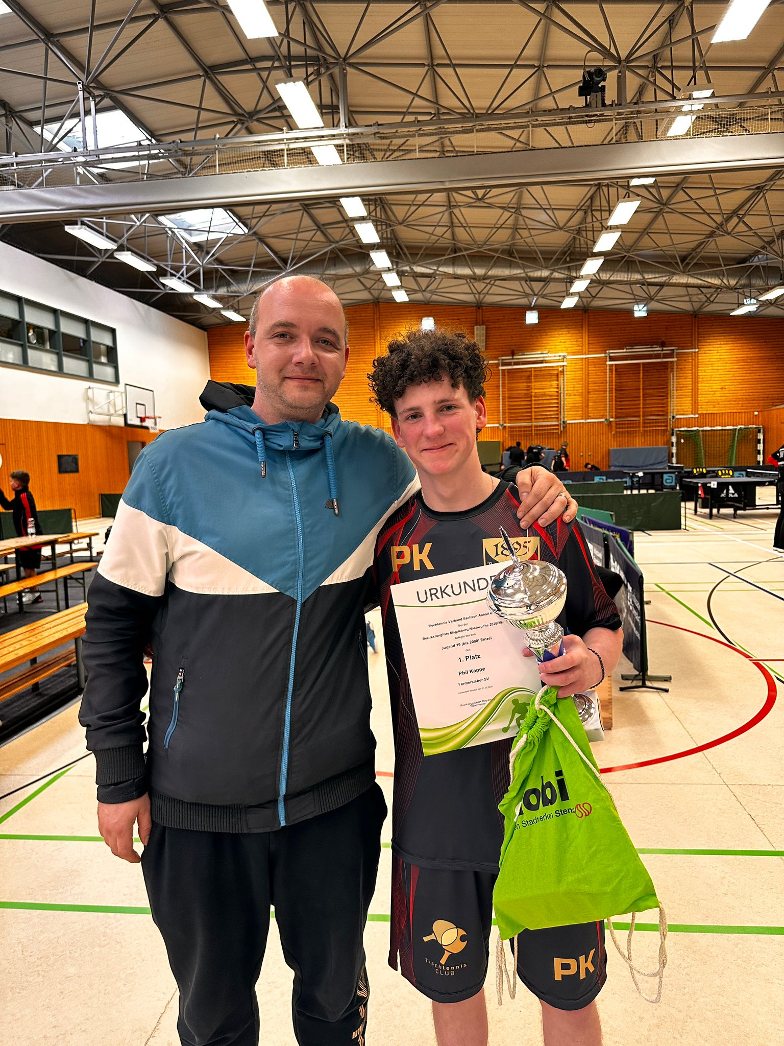 Spieler mit Pokal und Urkunde nach einem Turniererfolg