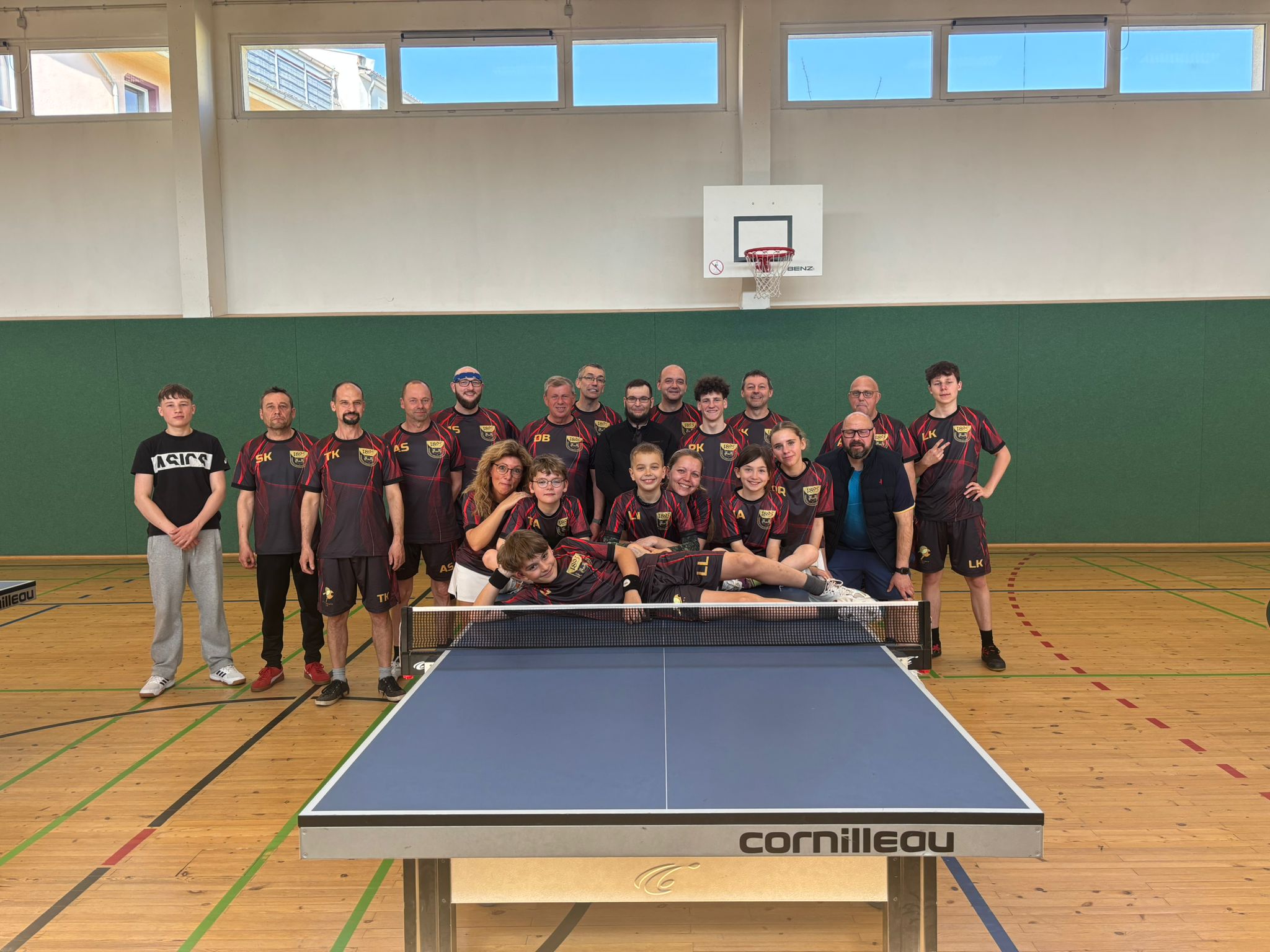 Gruppenfoto der Tischtennisabteilung in der Sporthalle